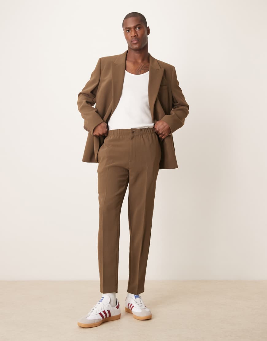 ASOS DESIGN - Schmal zulaufende Anzughose in Khaki mit Struktur-Grün von ASOS DESIGN