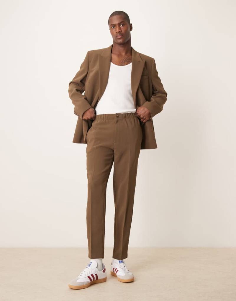 ASOS DESIGN - Schmal zulaufende Anzughose in Khaki mit Struktur-Grün von ASOS DESIGN