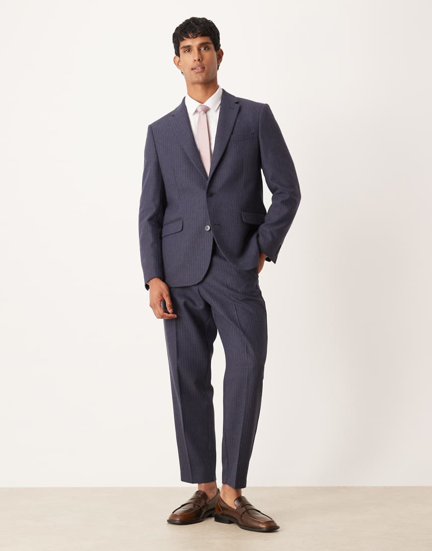 ASOS DESIGN - Schmal zulaufende Anzughose in Marineblau mit Wollanteil und Nadelstreifen ASOS DESIGN - Schmal zulaufende Anzughose in Marineblau mit Wollanteil und Nadelstreifen von ASOS DESIGN