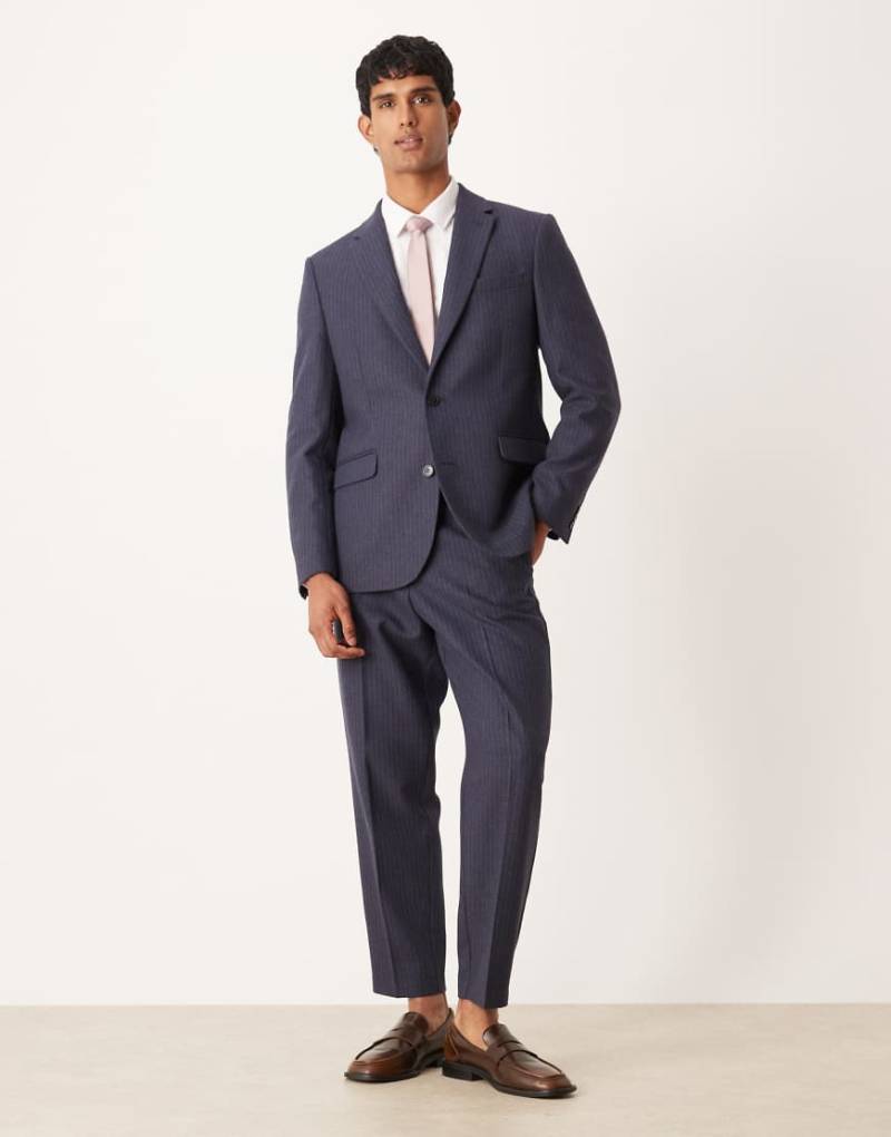 ASOS DESIGN - Schmal zulaufende Anzughose in Marineblau mit Wollanteil und Nadelstreifen ASOS DESIGN - Schmal zulaufende Anzughose in Marineblau mit Wollanteil und Nadelstreifen von ASOS DESIGN