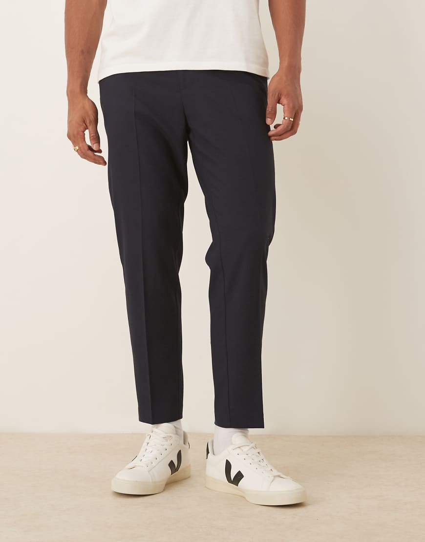 ASOS DESIGN - Schmal zulaufende Anzughose in Marineblau ASOS DESIGN - Schmal zulaufende Anzughose in Marineblau von ASOS DESIGN