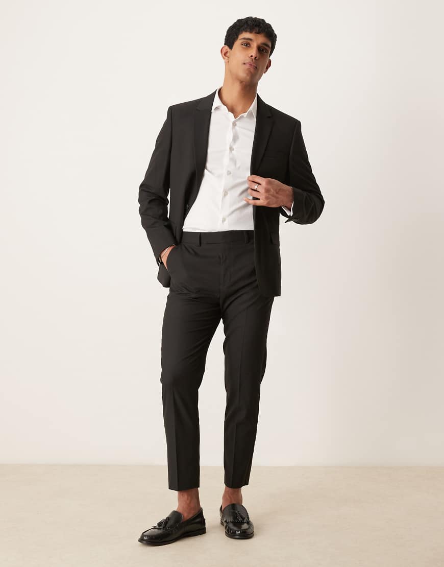 ASOS DESIGN - Schmal zulaufende Anzughose in Schwarz ASOS DESIGN - Schmal zulaufende Anzughose in Schwarz von ASOS DESIGN