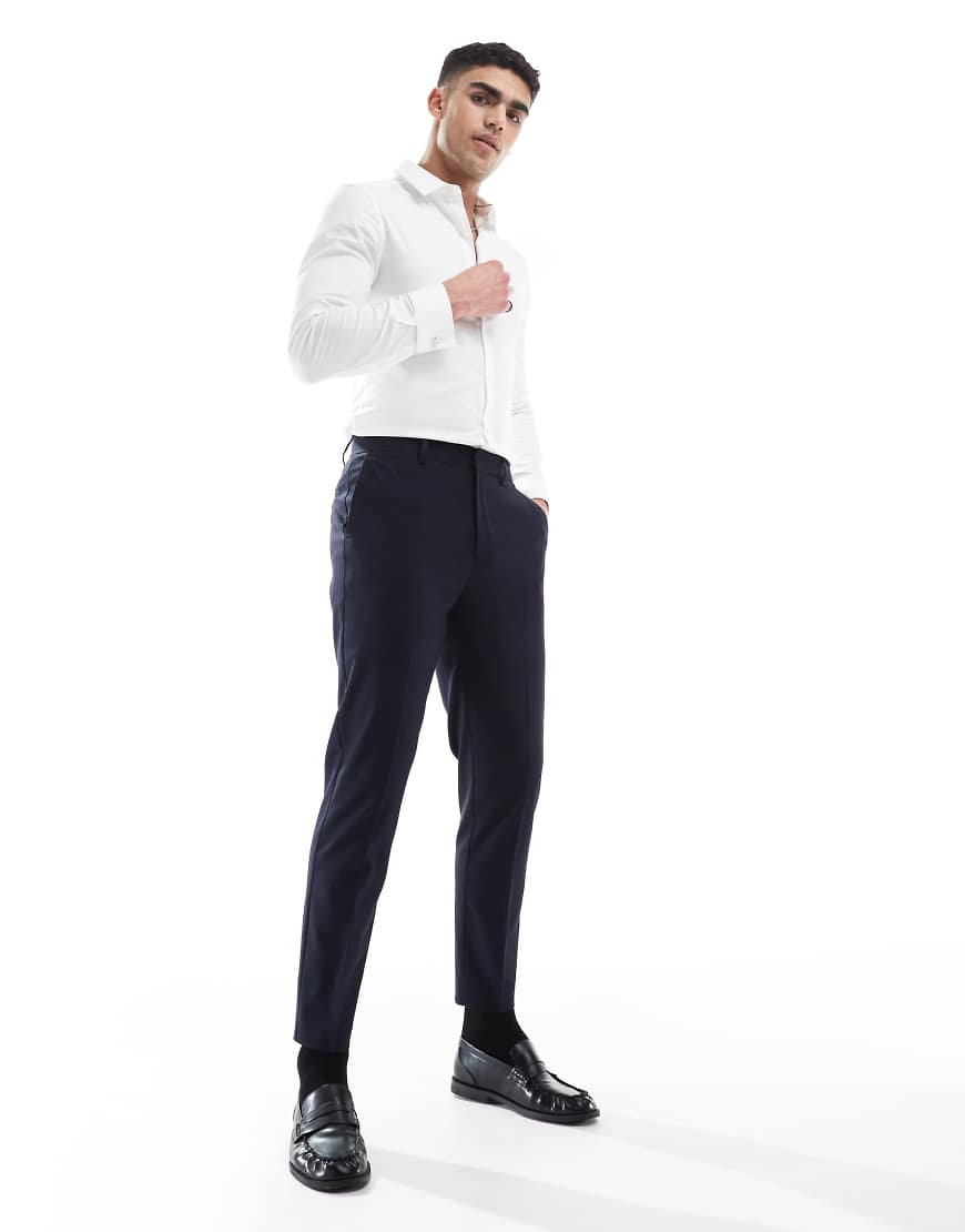 ASOS DESIGN - Schmal zulaufende Anzughose in dunklem Marineblau ASOS DESIGN - Schmal zulaufende Anzughose in dunklem Marineblau von ASOS DESIGN