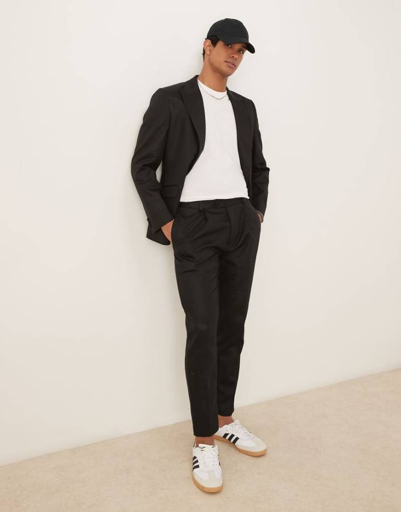ASOS DESIGN - Schmal zulaufende Anzughose in glänzendem Schwarz mit Leinenanteil von ASOS DESIGN