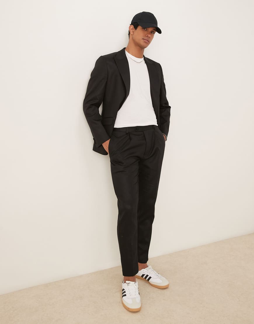 ASOS DESIGN - Schmal zulaufende Anzughose in glänzendem Schwarz mit Leinenanteil ASOS DESIGN - Schmal zulaufende Anzughose in glänzendem Schwarz mit Leinenanteil von ASOS DESIGN