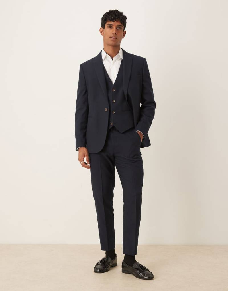 ASOS DESIGN - Schmal zulaufende Anzughose in marineblauer Wolloptik mit Fischgrätmuster von ASOS DESIGN