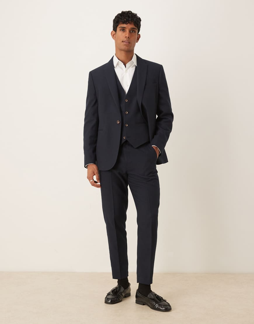 ASOS DESIGN - Schmal zulaufende Anzughose in marineblauer Wolloptik mit Fischgrätmuster ASOS DESIGN - Schmal zulaufende Anzughose in marineblauer Wolloptik mit Fischgrätmuster von ASOS DESIGN