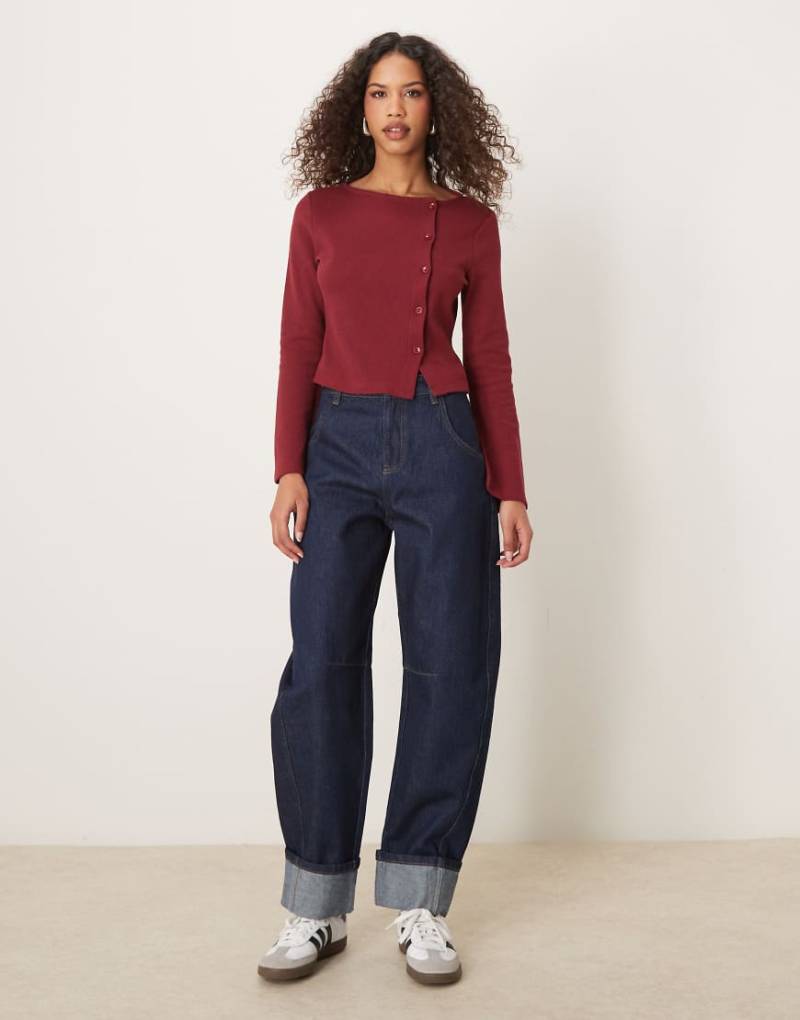 ASOS DESIGN - Schmal zulaufende Barrel-Leg-Jeans mit Saumaufschlag-Marineblau von ASOS DESIGN