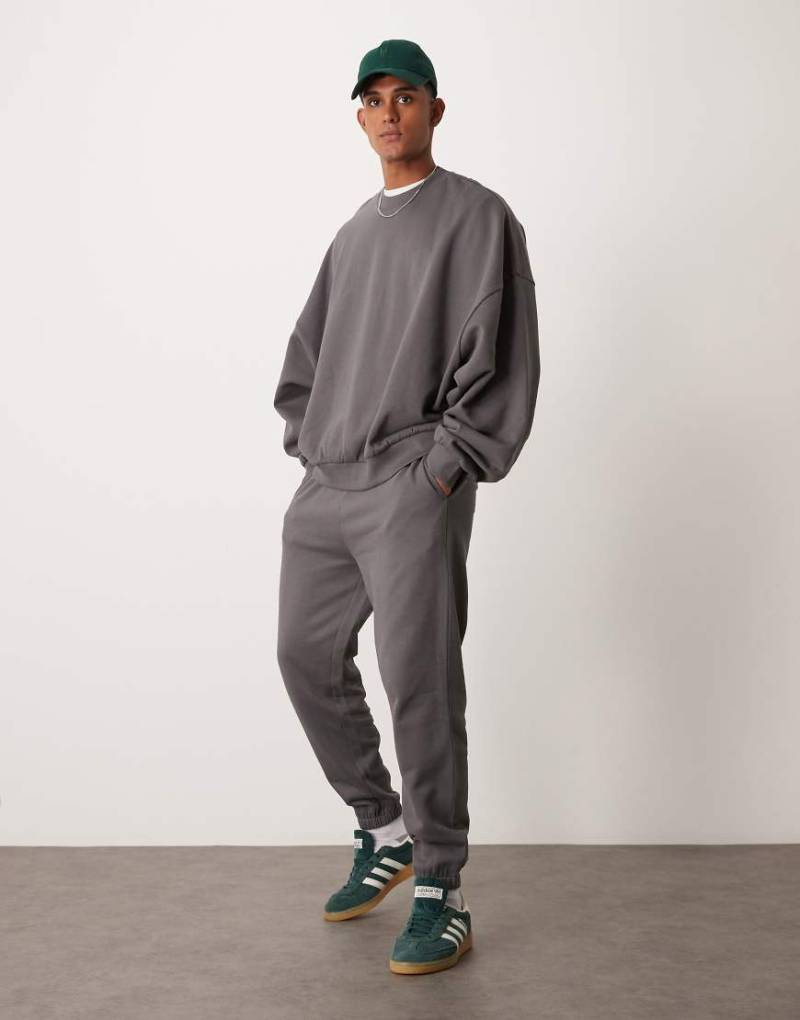 ASOS DESIGN - Schmal zulaufende Basic-Jogginghose in Anthrazit-Grau von ASOS DESIGN