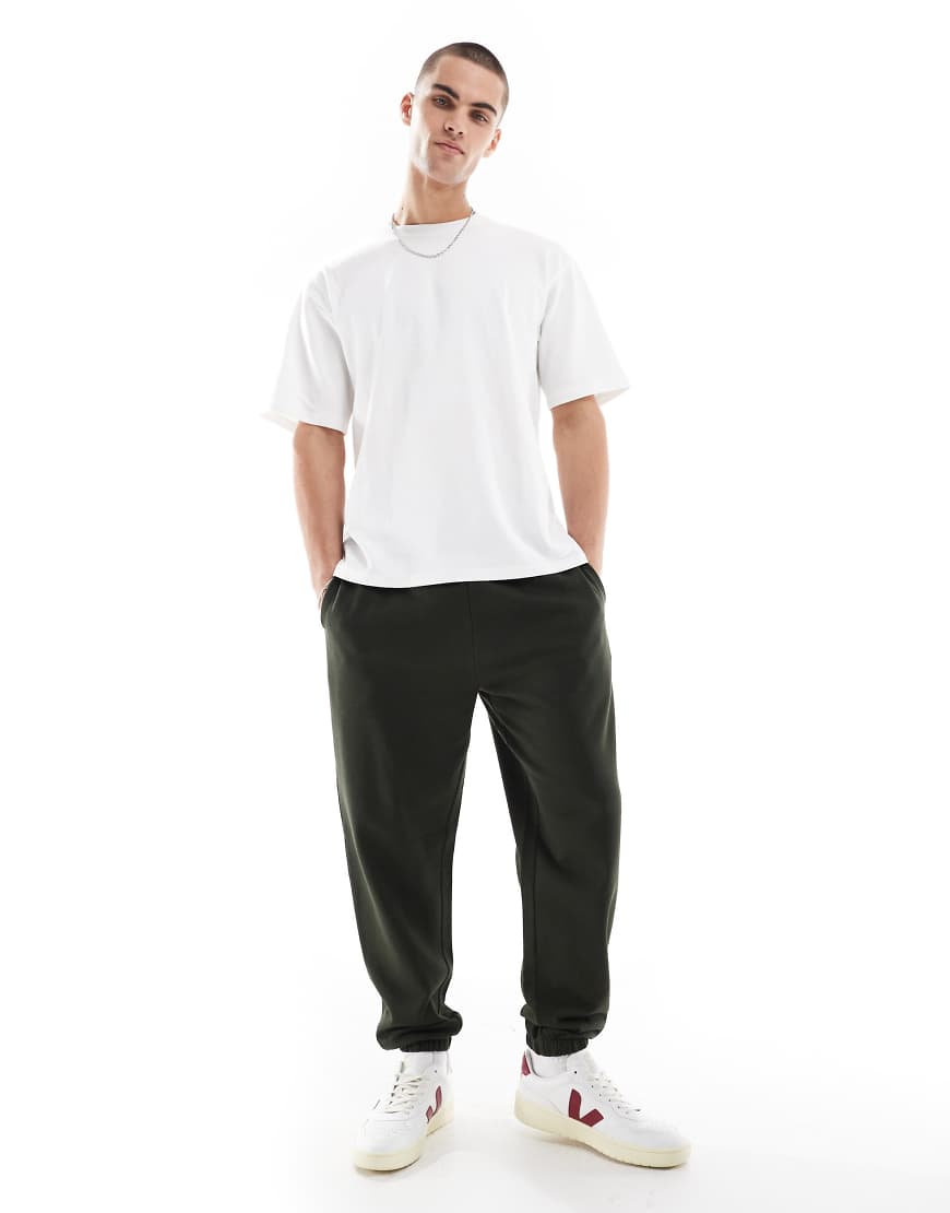 ASOS DESIGN - Schmal zulaufende Basic-Jogginghose in Dunkelgrün ASOS DESIGN - Schmal zulaufende Basic-Jogginghose in Dunkelgrün von ASOS DESIGN