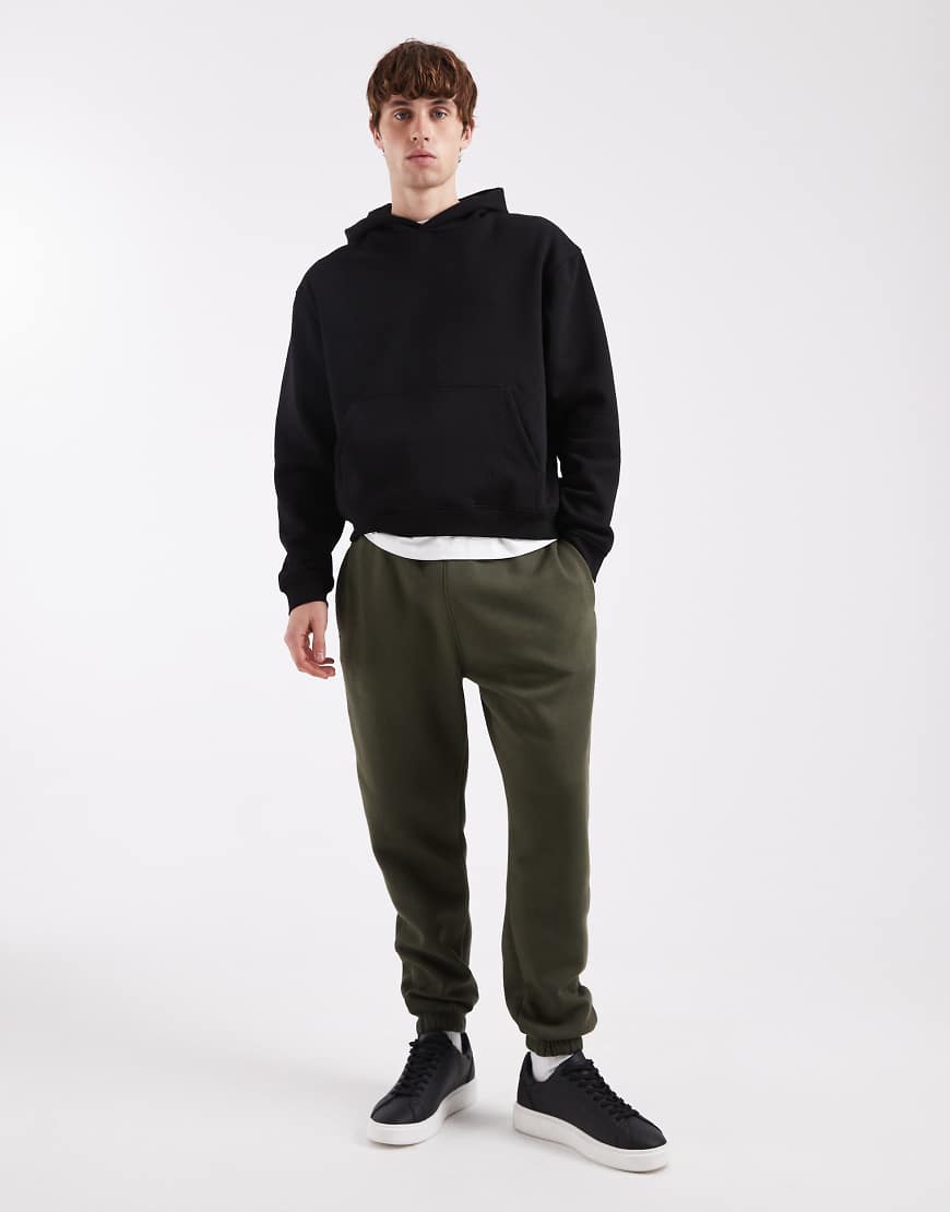 ASOS DESIGN - Schmal zulaufende Basic-Jogginghose in Grün von ASOS DESIGN