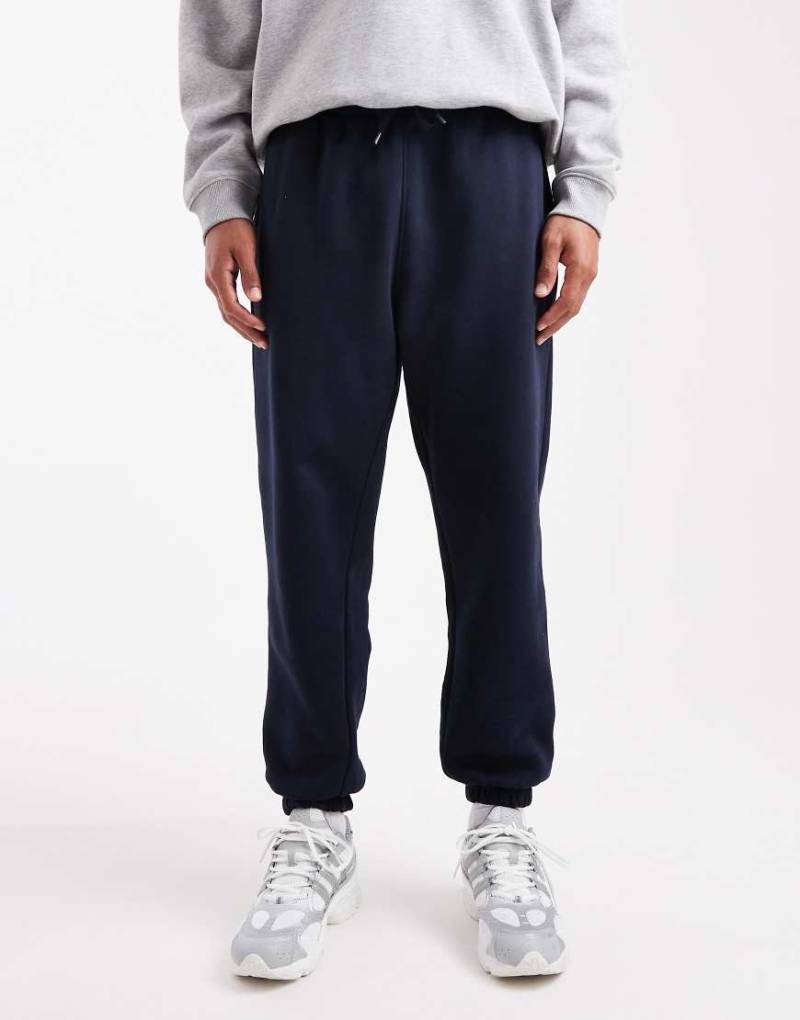 ASOS DESIGN - Schmal zulaufende Basic-Jogginghose in Marineblau von ASOS DESIGN