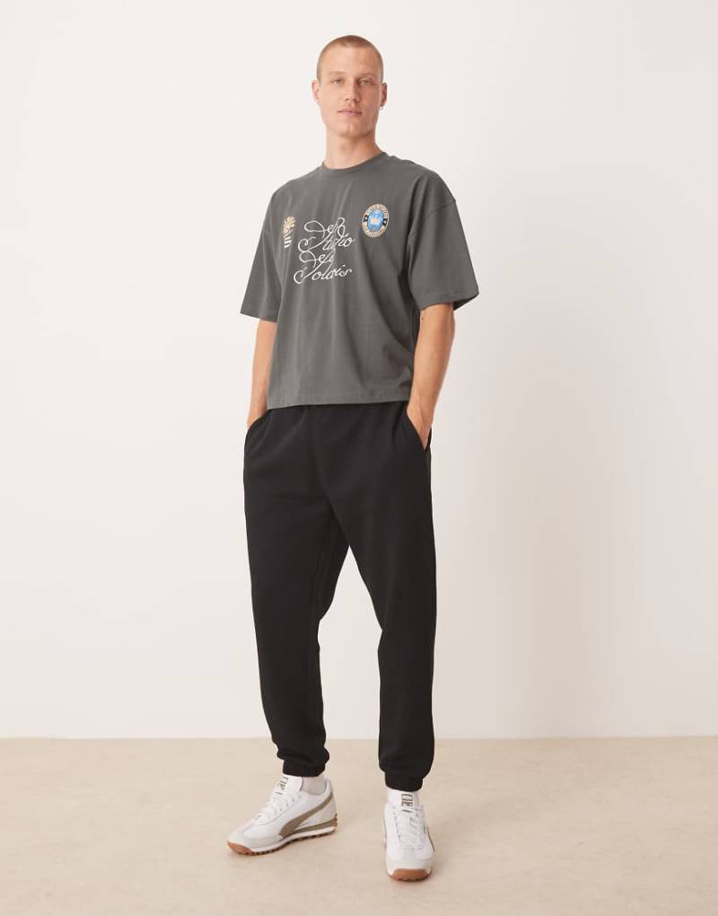 ASOS DESIGN - Essentials - Schmal zulaufende Jogginghose in Schwarz von ASOS DESIGN