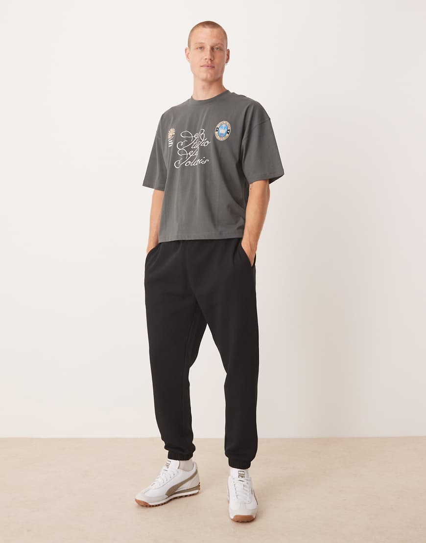 ASOS DESIGN - Schmal zulaufende Basic-Jogginghose in Schwarz ASOS DESIGN - Schmal zulaufende Basic-Jogginghose in Schwarz von ASOS DESIGN