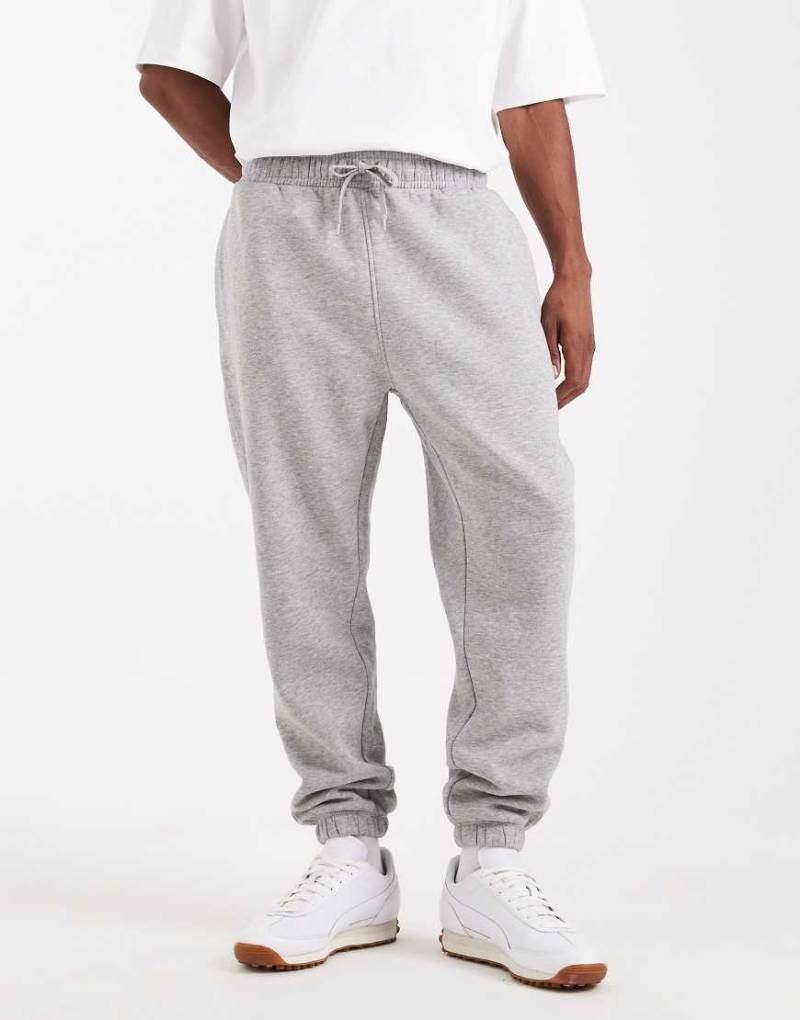 ASOS DESIGN - Schmal zulaufende Basic-Jogginghose in grau meliert ASOS DESIGN - Schmal zulaufende Basic-Jogginghose in grau meliert von ASOS DESIGN