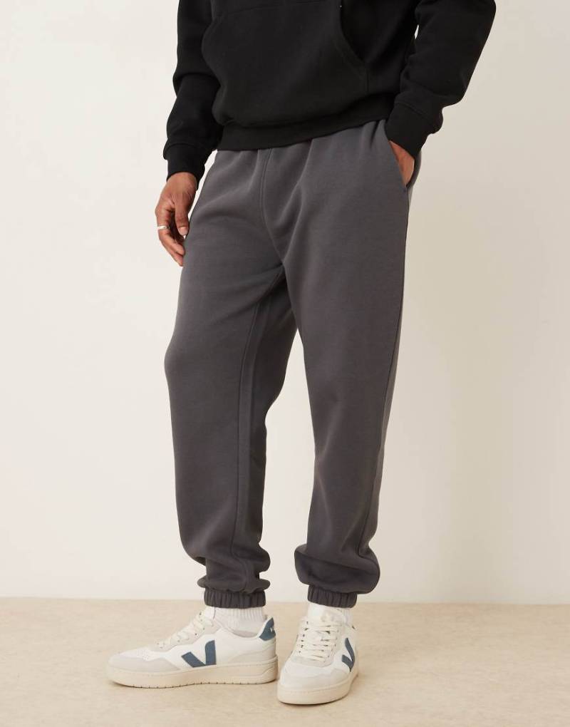ASOS DESIGN - Essentials - Schmal zulaufende Jogginghose in verwaschenem Schwarz-Grau von ASOS DESIGN