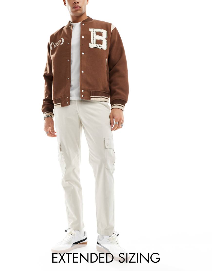 ASOS DESIGN - Schmal zulaufende Cargo-Hose in Steingrau-Neutral von ASOS DESIGN