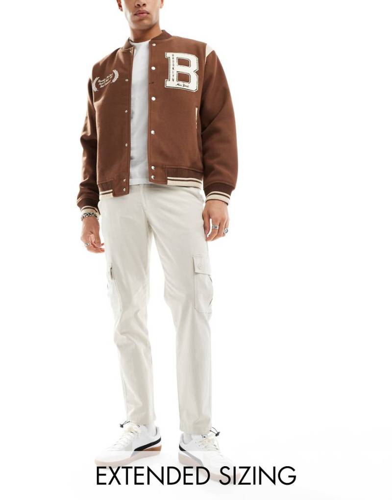 ASOS DESIGN - Schmal zulaufende Cargo-Hose in Steingrau-Neutral von ASOS DESIGN