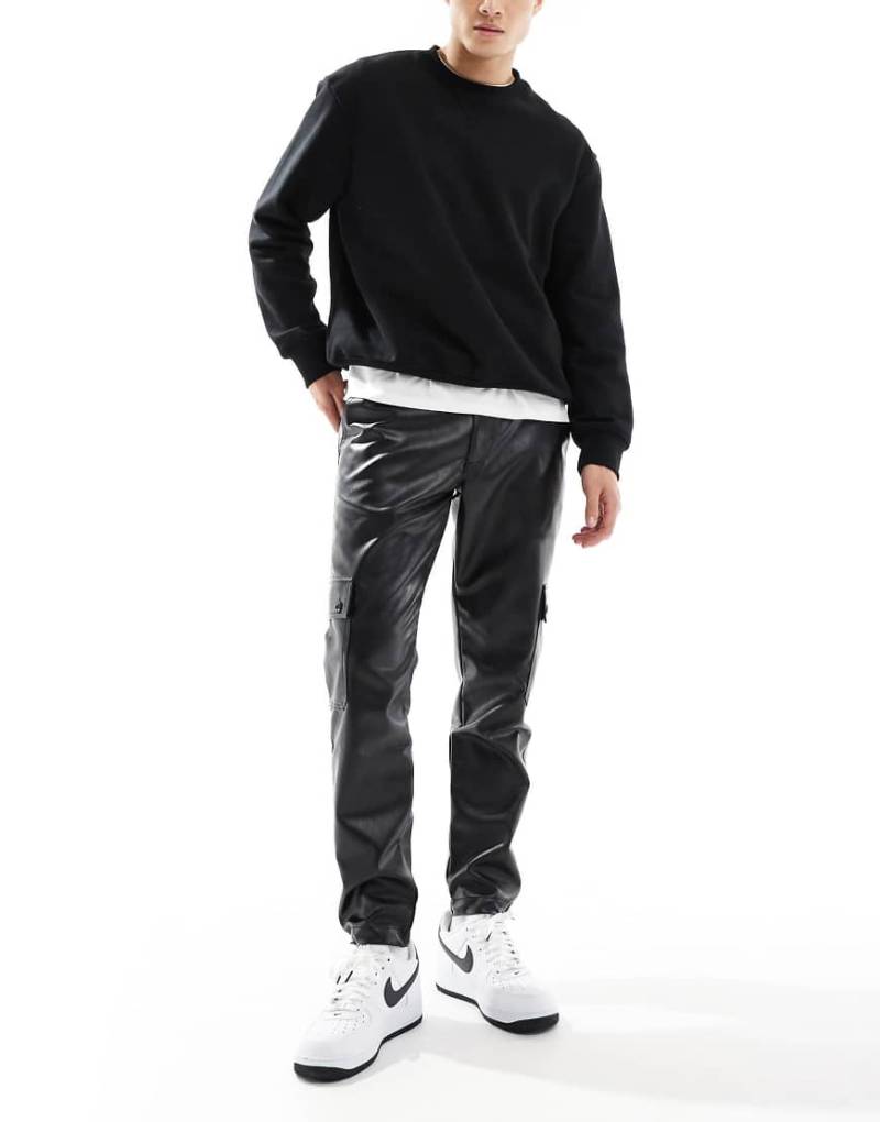 ASOS DESIGN - Schmal zulaufende Cargo-Hose in schwarzer Lederoptik von ASOS DESIGN
