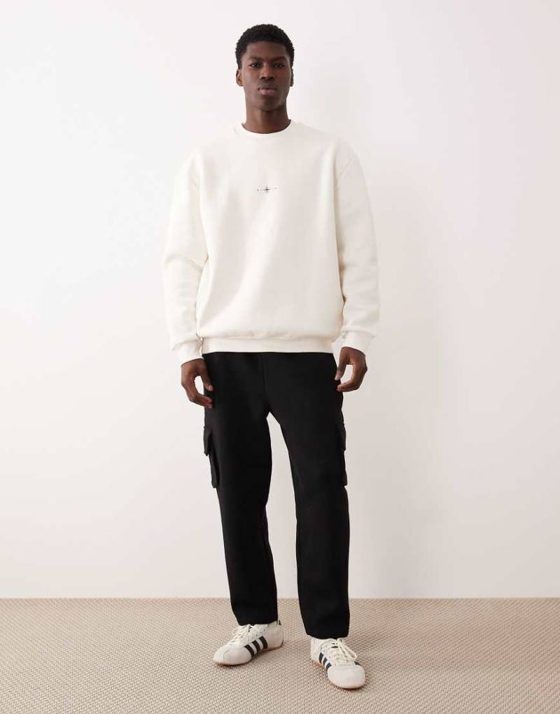 ASOS DESIGN - Schmal zulaufende Cargo-Jogginghose in Schwarz von ASOS DESIGN