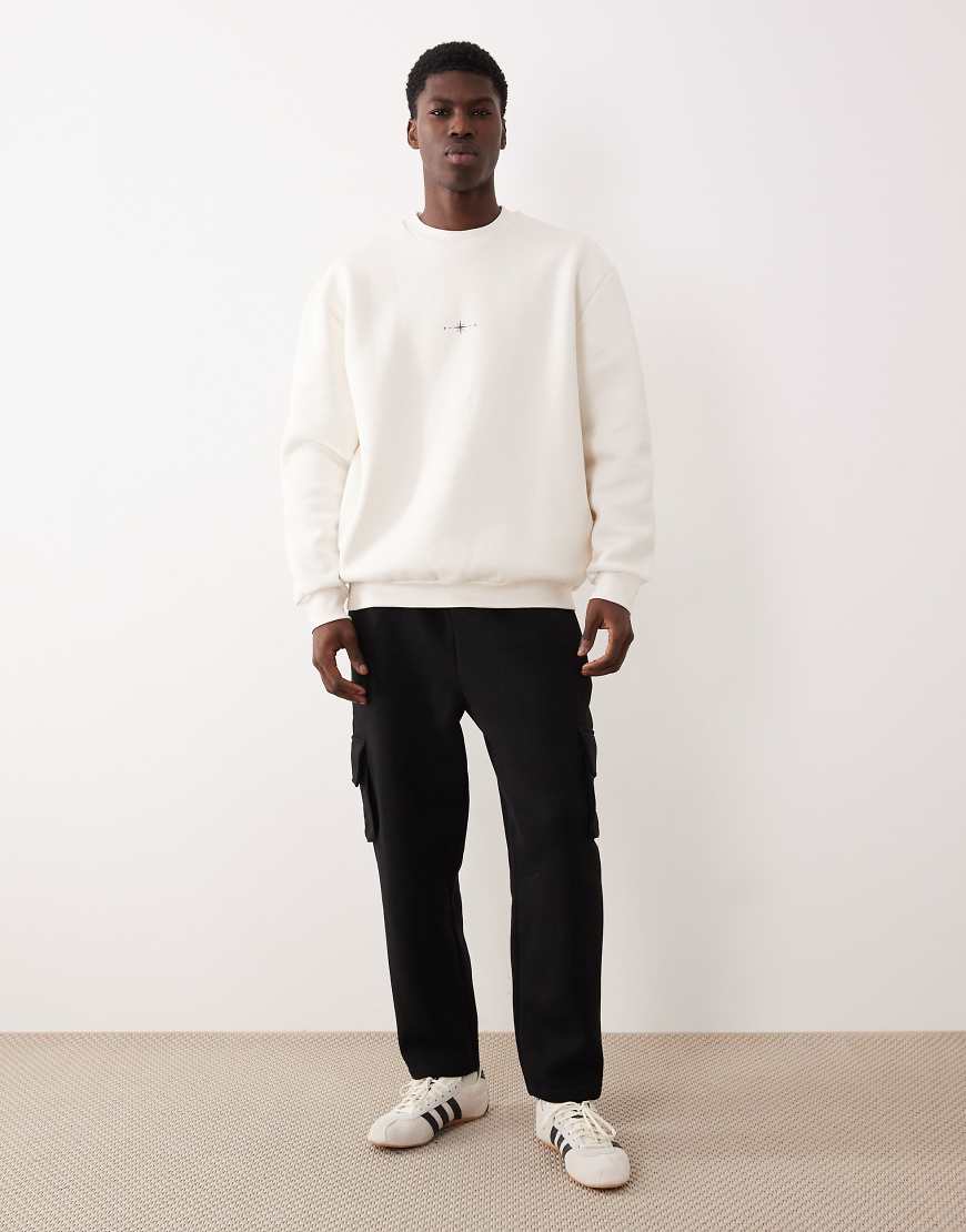 ASOS DESIGN - Schmal zulaufende Cargo-Jogginghose in Schwarz von ASOS DESIGN