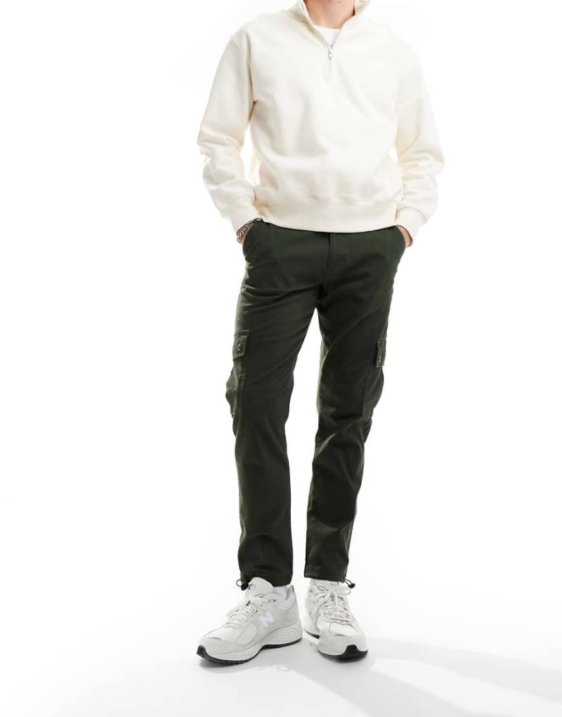 ASOS DESIGN - Schmal zulaufende Cargohose in Dunkelkhaki-Grün von ASOS DESIGN