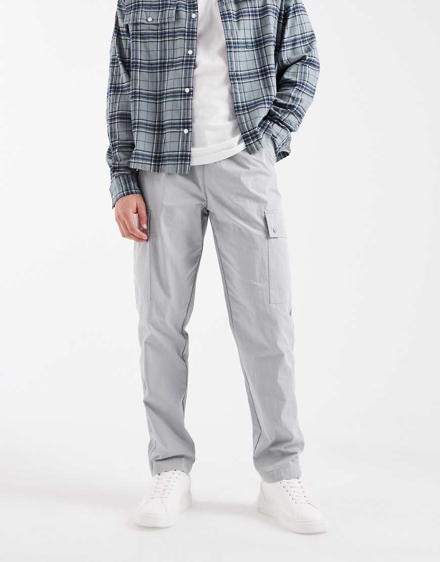 ASOS DESIGN - Schmal zulaufende Cargohose in Grau-Neutral von ASOS DESIGN