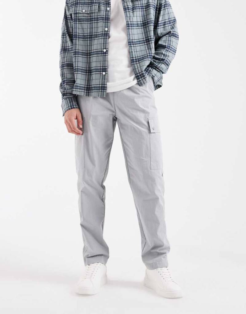 ASOS DESIGN - Schmal zulaufende Cargohose in Grau-Neutral von ASOS DESIGN