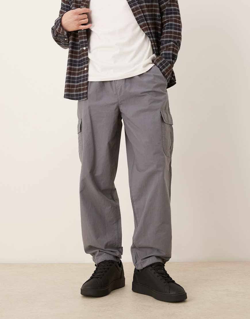 ASOS DESIGN - Schmal zulaufende Cargohose in Grau von ASOS DESIGN