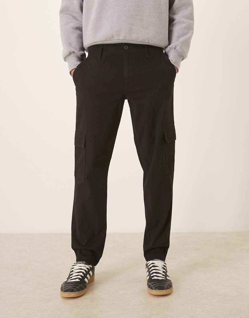 ASOS DESIGN - Schmal zulaufende Cargohose in Schwarz von ASOS DESIGN