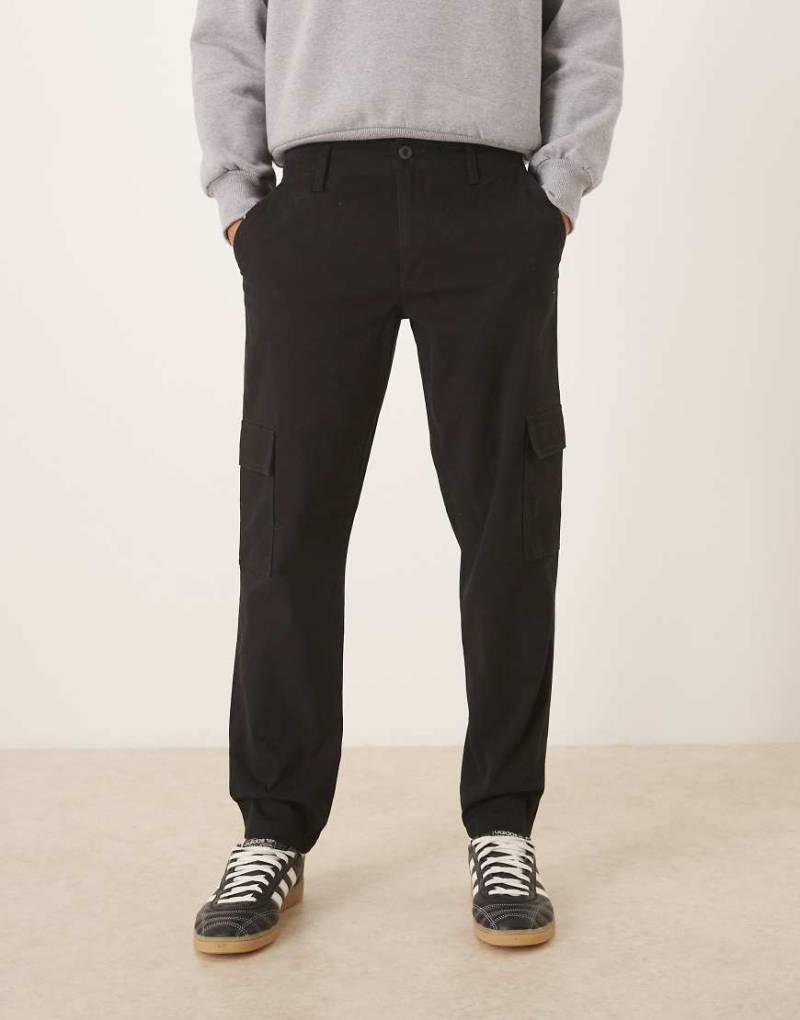 ASOS DESIGN - Schmal zulaufende Cargohose in Schwarz von ASOS DESIGN