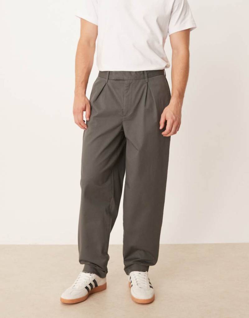 ASOS DESIGN - Schmal zulaufende Oversize-Chinohose in Anthrazit-Grau von ASOS DESIGN