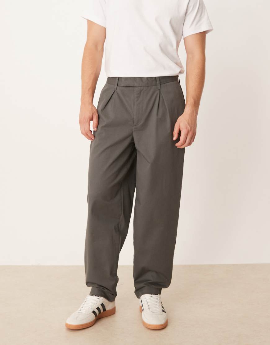 ASOS DESIGN - Schmal zulaufende Oversize-Chinohose in Anthrazit-Grau von ASOS DESIGN