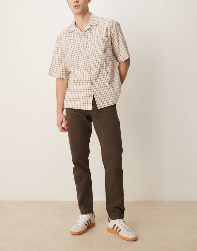 ASOS DESIGN - Schmal zulaufende Chinohose in Braun-Grün ASOS DESIGN - Schmal zulaufende Chinohose in Braun-Grün von ASOS DESIGN