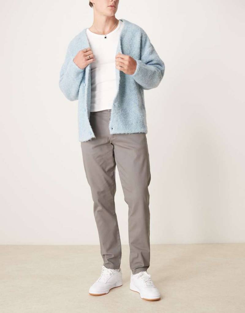 ASOS DESIGN - Schmal zulaufende Chinohose in Grau von ASOS DESIGN