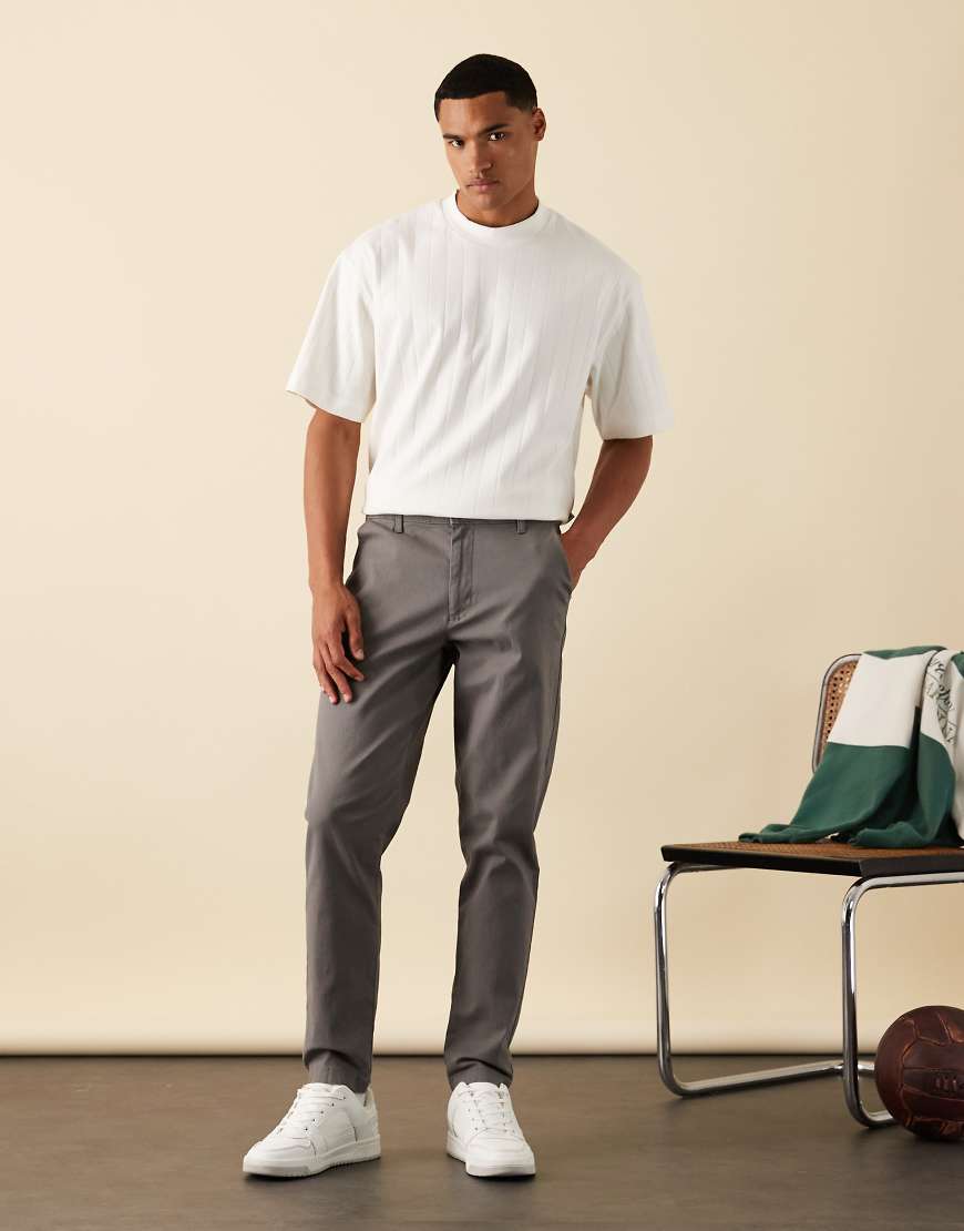 ASOS DESIGN - Schmal zulaufende Chinohose in Grau von ASOS DESIGN