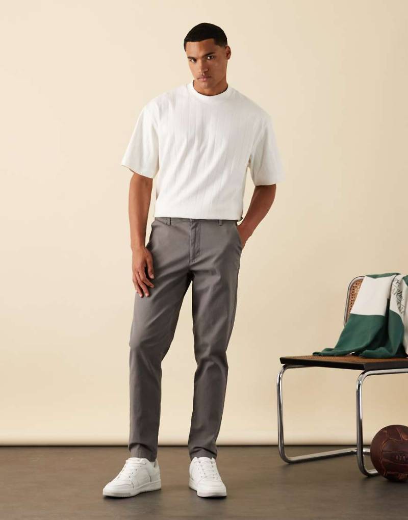 ASOS DESIGN - Schmal zulaufende Chinohose in Grau von ASOS DESIGN
