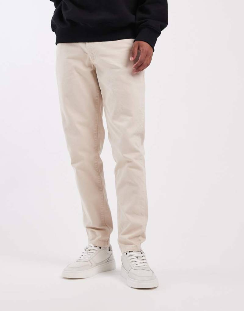 ASOS DESIGN - Schmal zulaufende Chinos in Stone-Grau von ASOS DESIGN