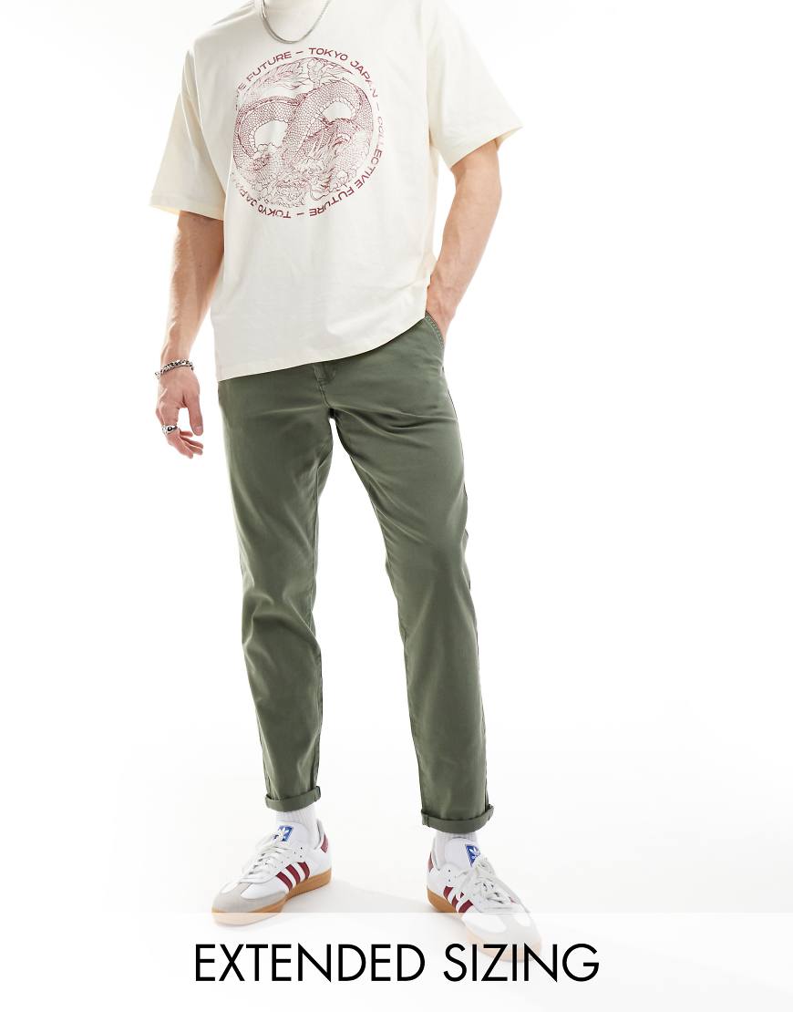 ASOS DESIGN - Schmal zulaufende Chinohose in verwaschenem Khaki-Grün von ASOS DESIGN