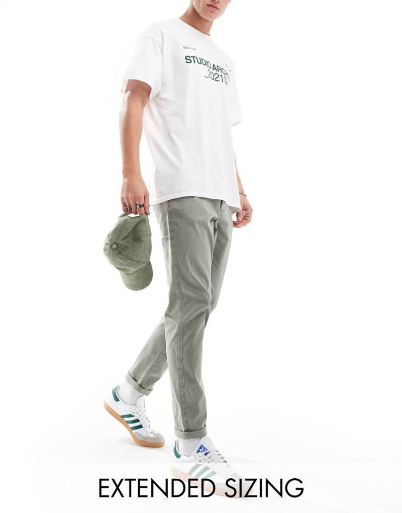ASOS DESIGN - Schmal zulaufende Chinohose in verwaschenem hellem Khaki-Grün von ASOS DESIGN