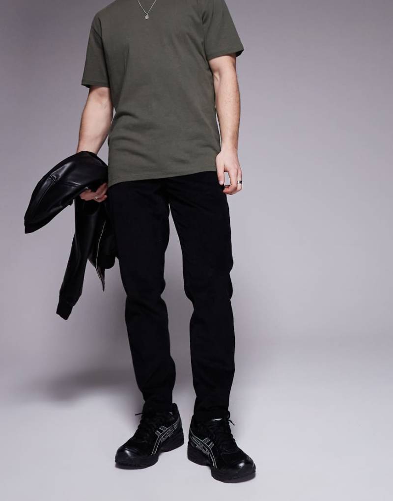 ASOS DESIGN - Schmal zulaufende Cord-Hose in Schwarz von ASOS DESIGN