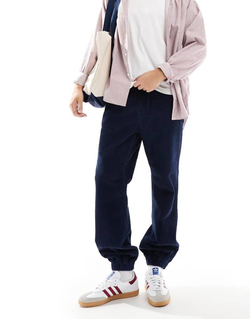 ASOS DESIGN - Schmal zulaufende Cord-Jogginghose in Marineblau von ASOS DESIGN