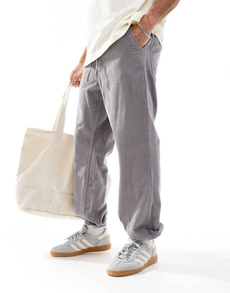ASOS DESIGN - Schmal zulaufende Cord-Jogginghose in verwaschenem Grau von ASOS DESIGN