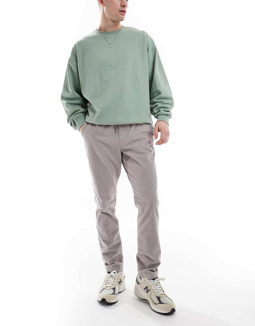 ASOS DESIGN - Schmal zulaufende Cordhose in Grau mit elastischem Bund ASOS DESIGN - Schmal zulaufende Cordhose in Grau mit elastischem Bund von ASOS DESIGN