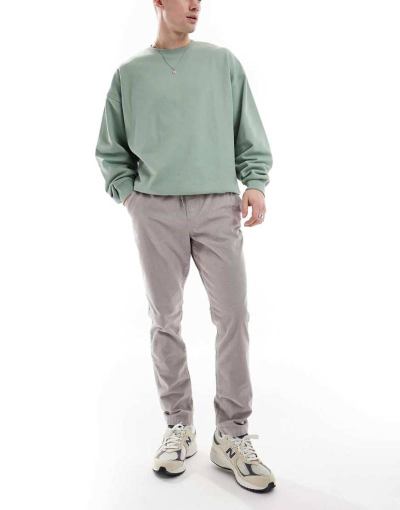 ASOS DESIGN - Schmal zulaufende Cordhose in Grau mit elastischem Bund von ASOS DESIGN
