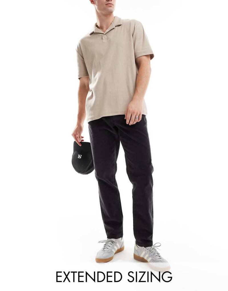 ASOS DESIGN - Schmal zulaufende Cordhose in Marineblau von ASOS DESIGN