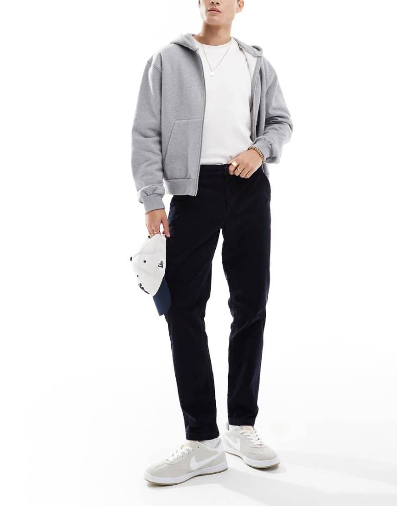 ASOS DESIGN - Schmal zulaufende Cordhose in Marineblau von ASOS DESIGN