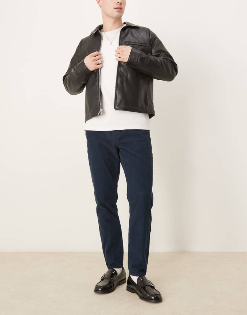 ASOS DESIGN - Schmal zulaufende Cordhose in Marineblau von ASOS DESIGN