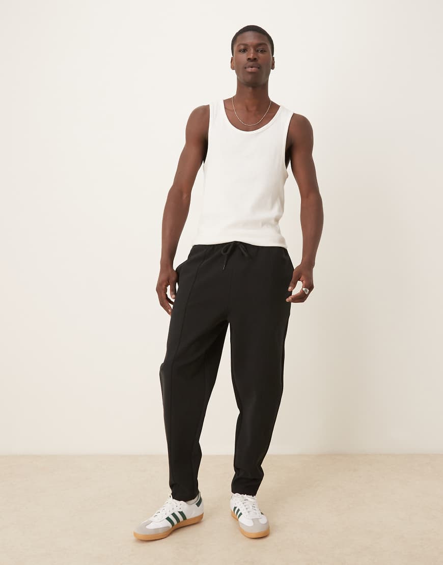 ASOS DESIGN - Schmal zulaufende Doubleface-Jogginghose in Schwarz mit Biesen von ASOS DESIGN