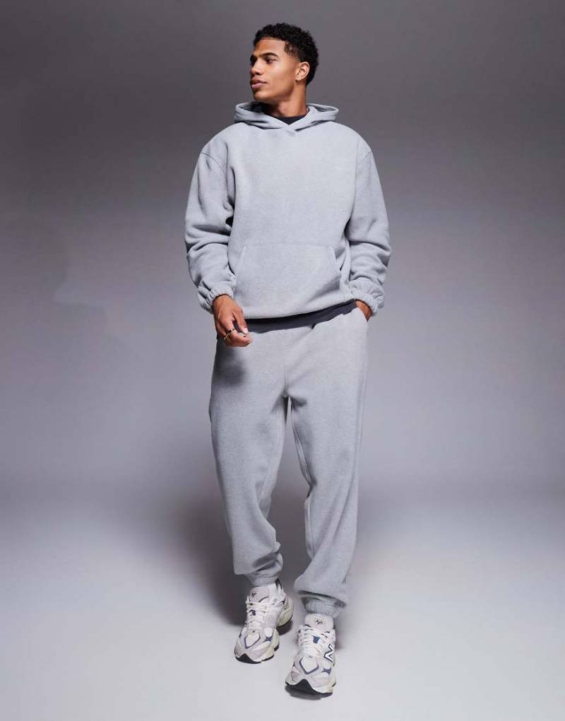 ASOS DESIGN - Schmal zulaufende Fleece-Jogginghose in Kalkgrau von ASOS DESIGN